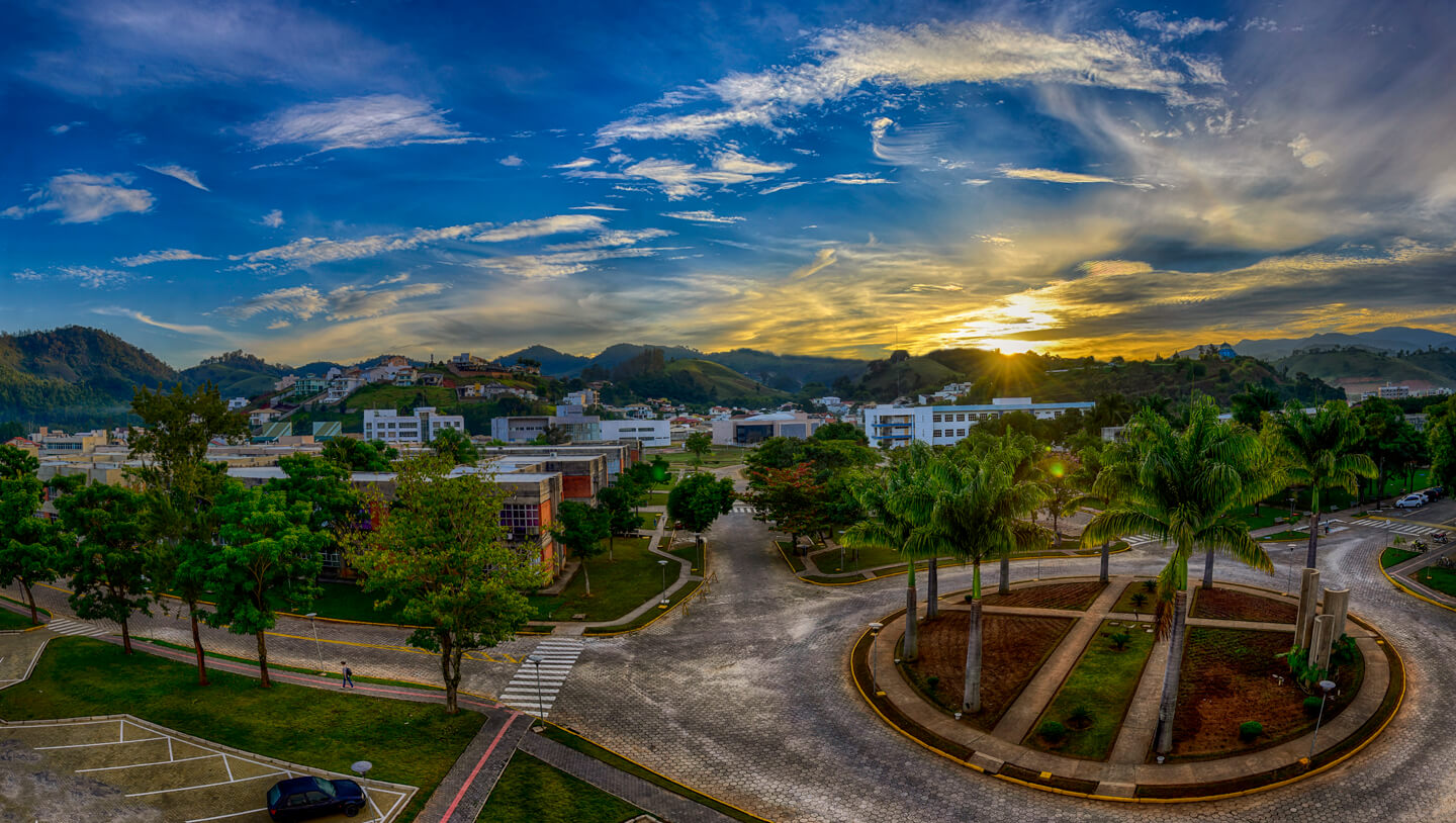 Vista aérea do campus da UNIFEI em Itajubá ao pôr do sol