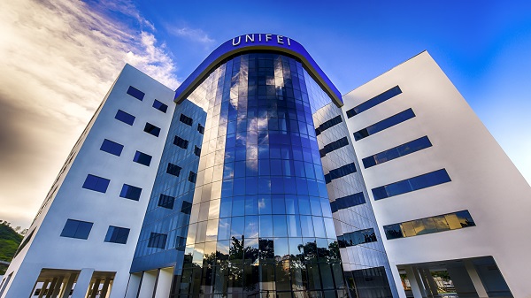 Fachada de vidro do prédio principal da UNIFEI