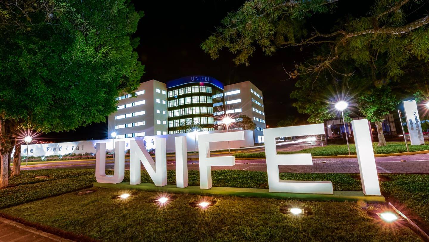 Letreiro da UNIFEI iluminado à noite